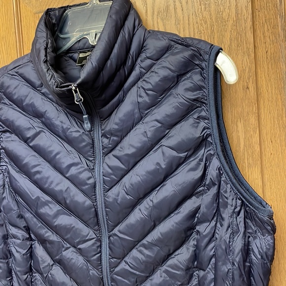 32•Heat Light Dark Blue Vest - Picture 7 of 13